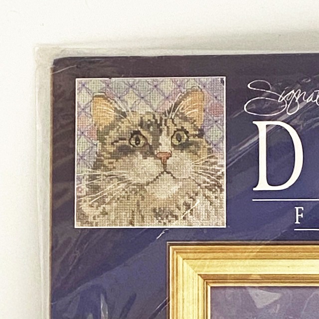 レズリーアイボリー 猫のクロスステッチ（ニードルポイント）キット　Agnetha on Mrs. Jones Cathedral Patchwork