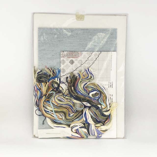 レズリーアイボリー 猫のクロスステッチ（ニードルポイント）キット　Agnetha on Mrs. Jones Cathedral Patchwork