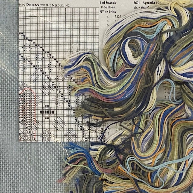 レズリーアイボリー 猫のクロスステッチ（ニードルポイント）キット　Agnetha on Mrs. Jones Cathedral Patchwork