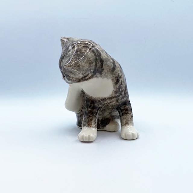 ウィンスタンレイキャット 足舐めポーズのサバトラ白猫 サイズ3  Winstanley cat
