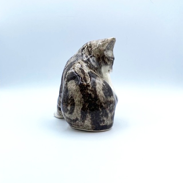 ウィンスタンレイキャット 足舐めポーズのサバトラ白猫 サイズ3  Winstanley cat