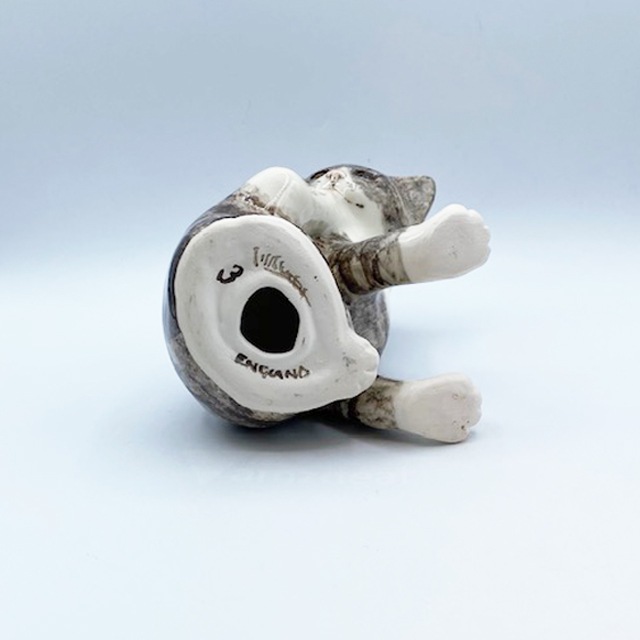 ウィンスタンレイキャット 足舐めポーズのサバトラ白猫 サイズ3  Winstanley cat