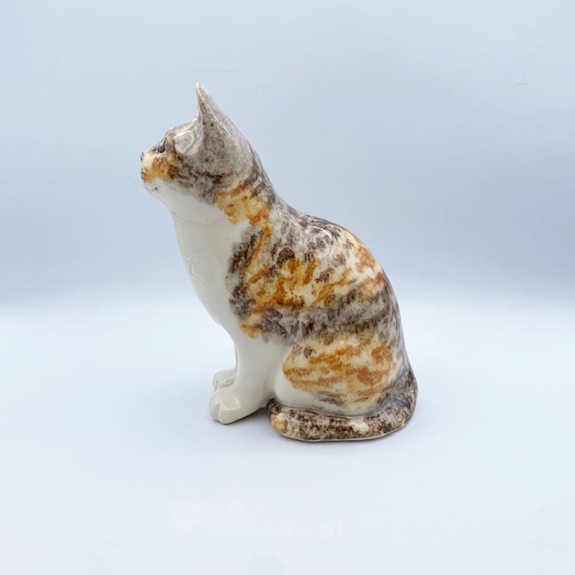 ウィンスタンレイキャット 明るめの茶色のお座り三毛猫ちゃん　サイズ3