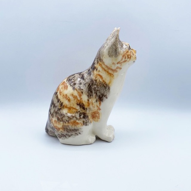 ウィンスタンレイキャット 明るめの茶色のお座り三毛猫ちゃん　サイズ3