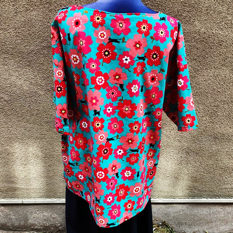 猫とお花柄のチュニックシャツ　ハンドメイド　サイズL～LL