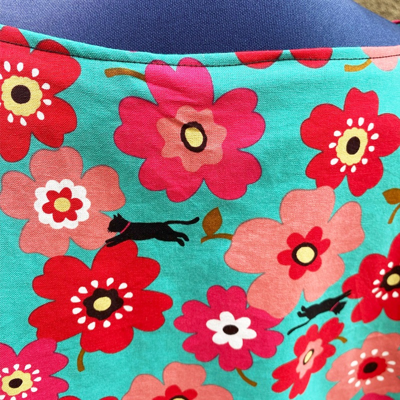 猫とお花柄のチュニックシャツ　ハンドメイド　サイズL～LL