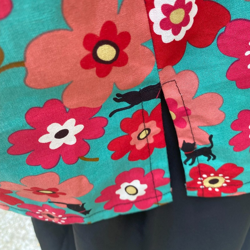 猫とお花柄のチュニックシャツ　ハンドメイド　サイズL～LL