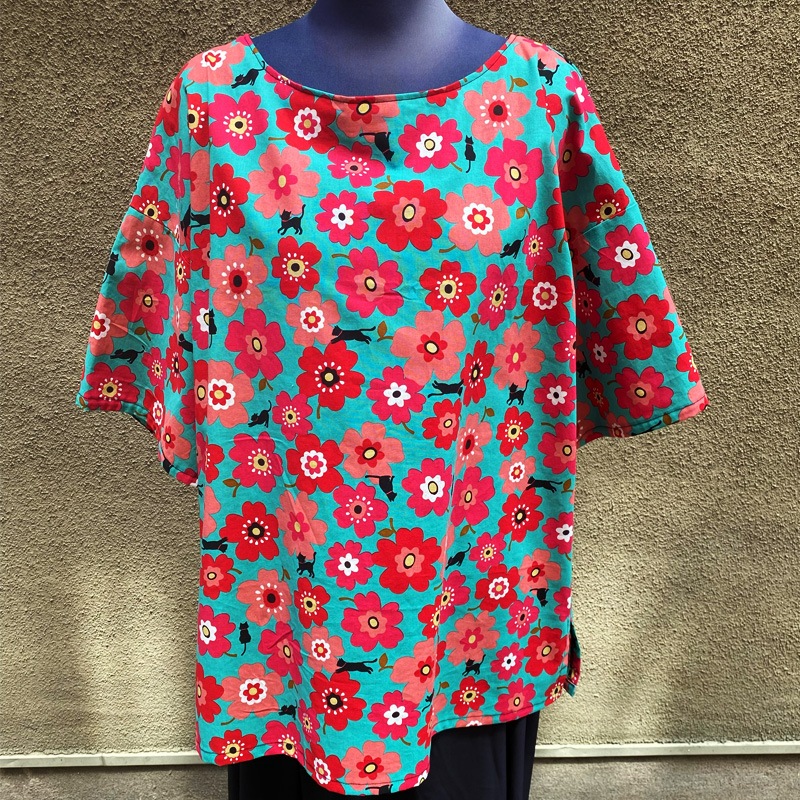 猫とお花柄のチュニックシャツ　ハンドメイド　サイズL～LL