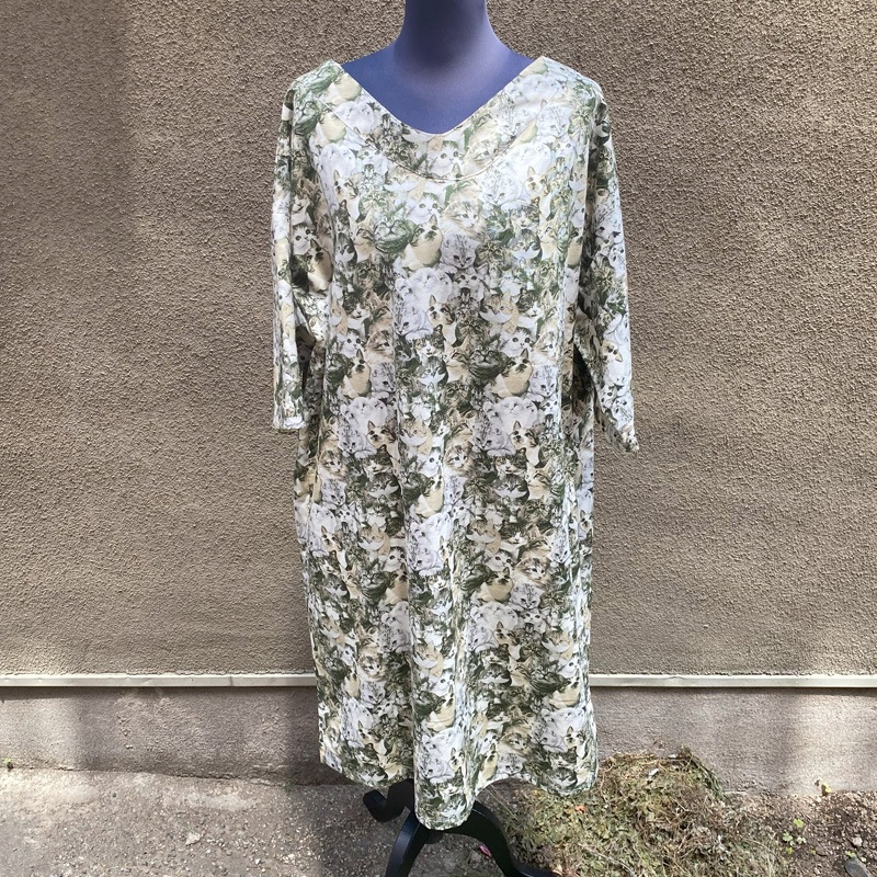 猫いっぱいの生地のチュニックワンピース ハンドメイド サイズL~LL