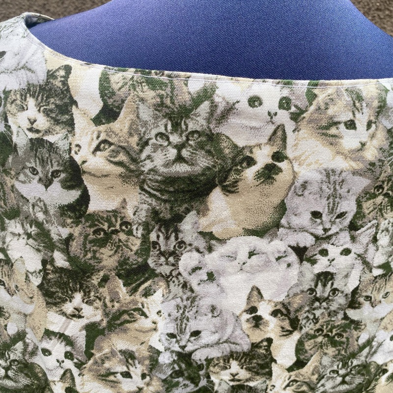 猫いっぱいの生地のチュニックワンピース ハンドメイド サイズL~LL