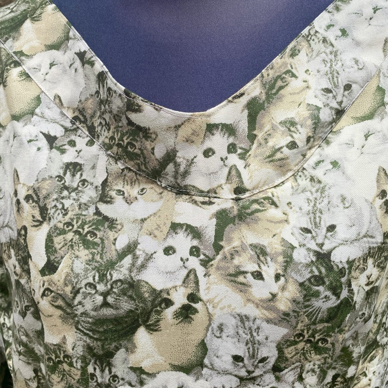 猫いっぱいの生地のチュニックワンピース ハンドメイド サイズL~LL