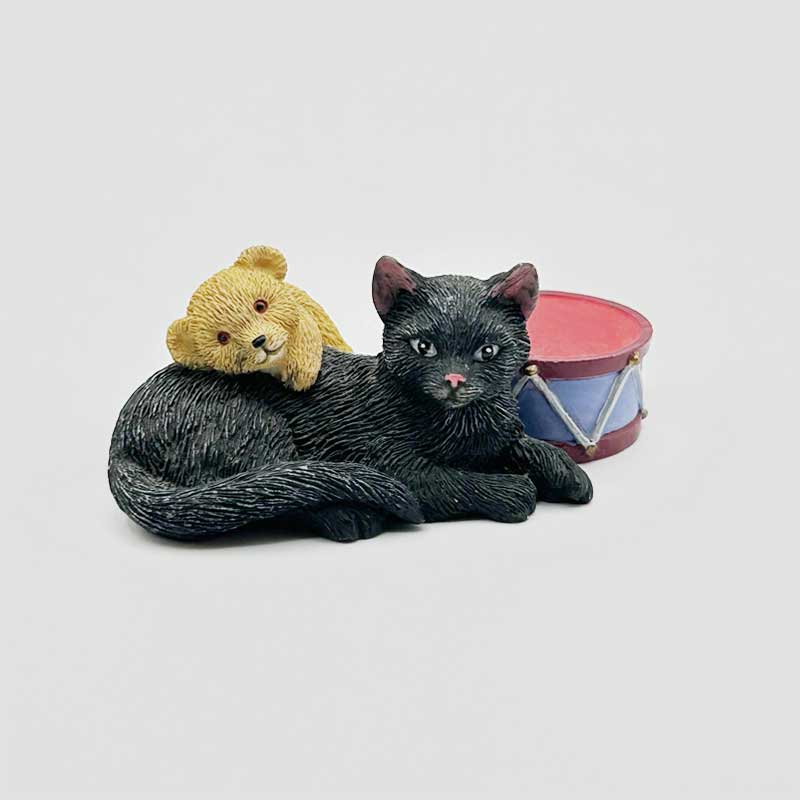 レズリーアンアイボリー　CATS AMONG THE TOYS　猫フィギュリン12体と専用ディスプレイラックのセット 1994年 ENESCO