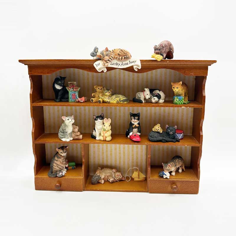 レズリーアンアイボリー　CATS AMONG THE TOYS　猫フィギュリン12体と専用ディスプレイラックのセット 1994年 ENESCO