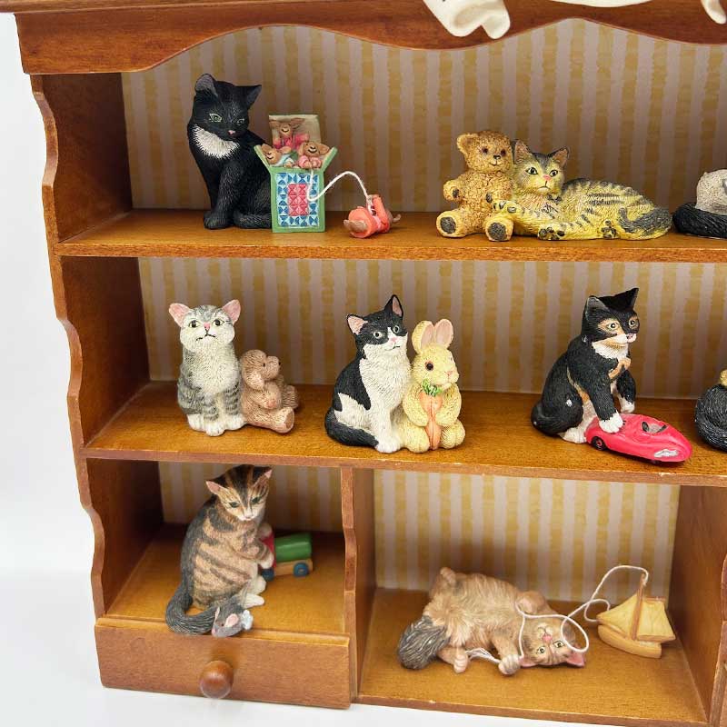 レズリーアンアイボリー　CATS AMONG THE TOYS　猫フィギュリン12体と専用ディスプレイラックのセット 1994年 ENESCO