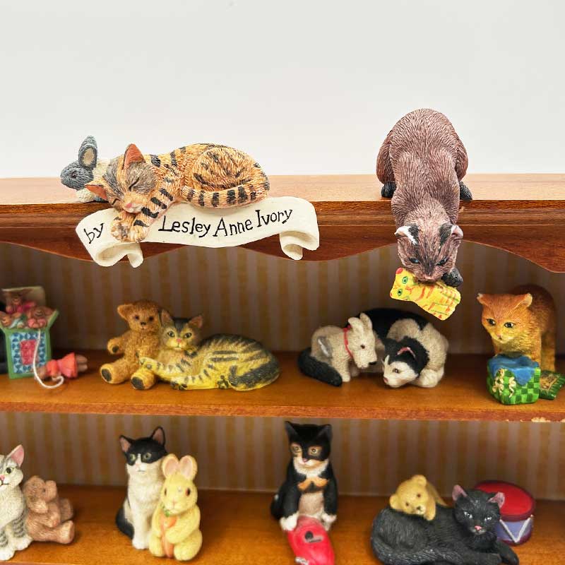 レズリーアンアイボリー　CATS AMONG THE TOYS　猫フィギュリン12体と専用ディスプレイラックのセット 1994年 ENESCO