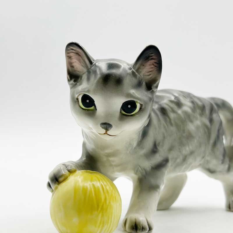 ヴィンテージ アンティーク セラミック 毛糸玉で遊ぶ白猫 置物