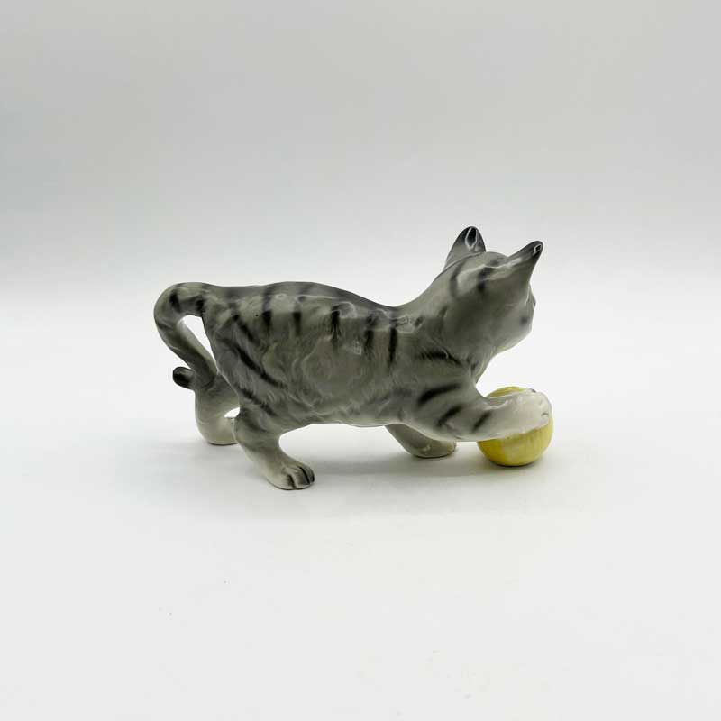 ヴィンテージ 毛糸玉で遊ぶサバトラ猫フィギュリン イギリス輸入