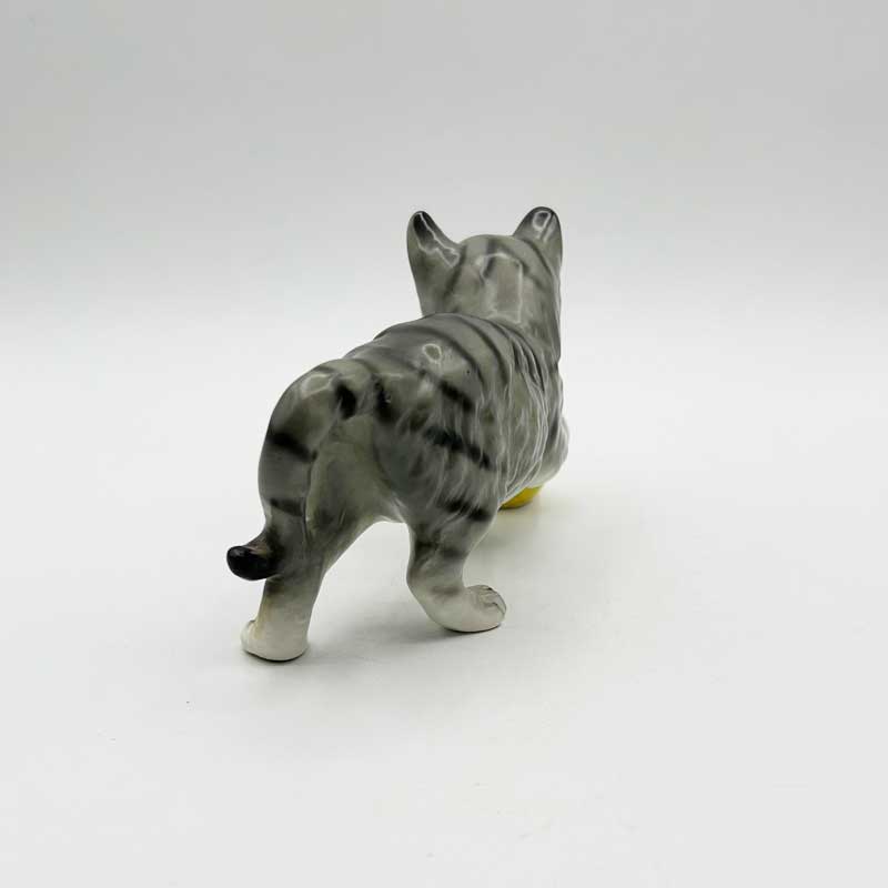 ヴィンテージ　毛糸玉で遊ぶサバトラ猫フィギュリン　イギリス輸入品