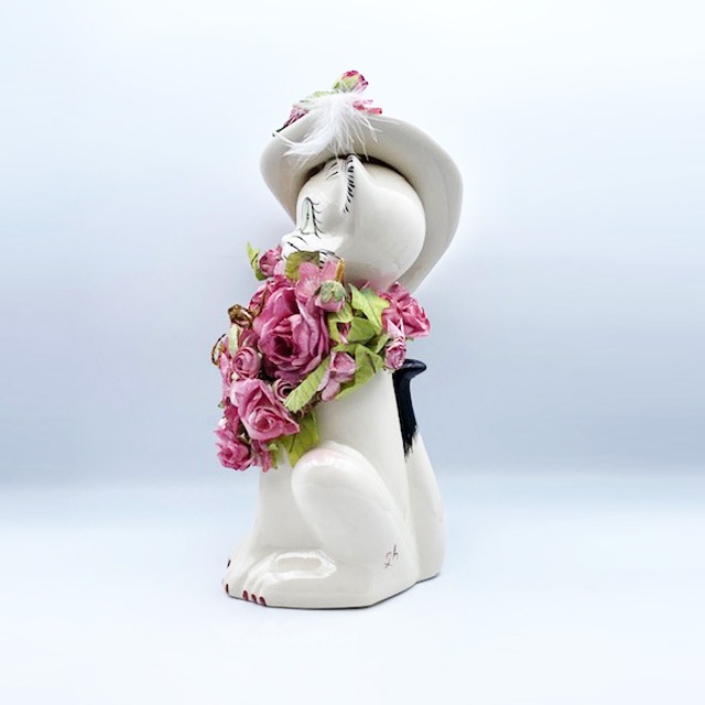 お花をもった大きな貴婦人猫フィギュリン　Catuette Pottery 1996年　