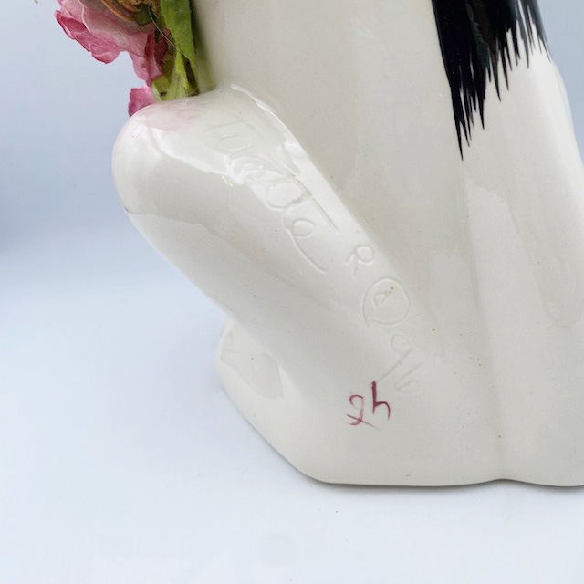 お花をもった大きな貴婦人猫フィギュリン　Catuette Pottery 1996年　