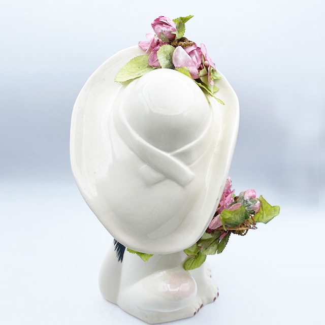 お花をもった大きな貴婦人猫フィギュリン　Catuette Pottery 1996年　