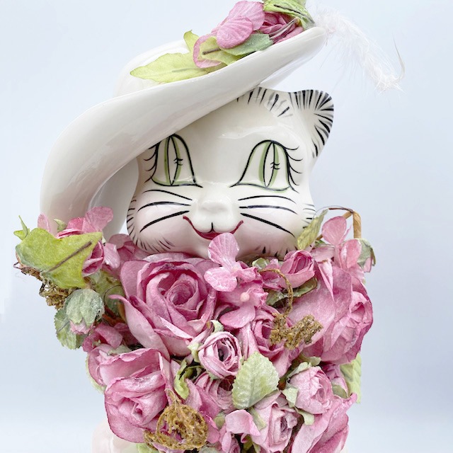 お花をもった大きな貴婦人猫フィギュリン　Catuette Pottery 1996年　