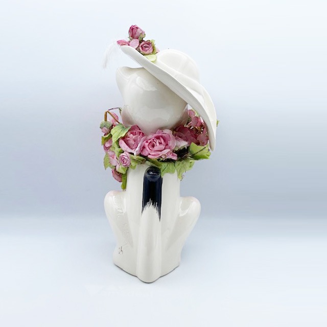 お花をもった大きな貴婦人猫フィギュリン　Catuette Pottery 1996年　