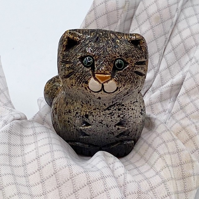 DeRosa デ・ローザコレクション 手のサイズのブラウントラ猫 アーテサニア・リンコナダ