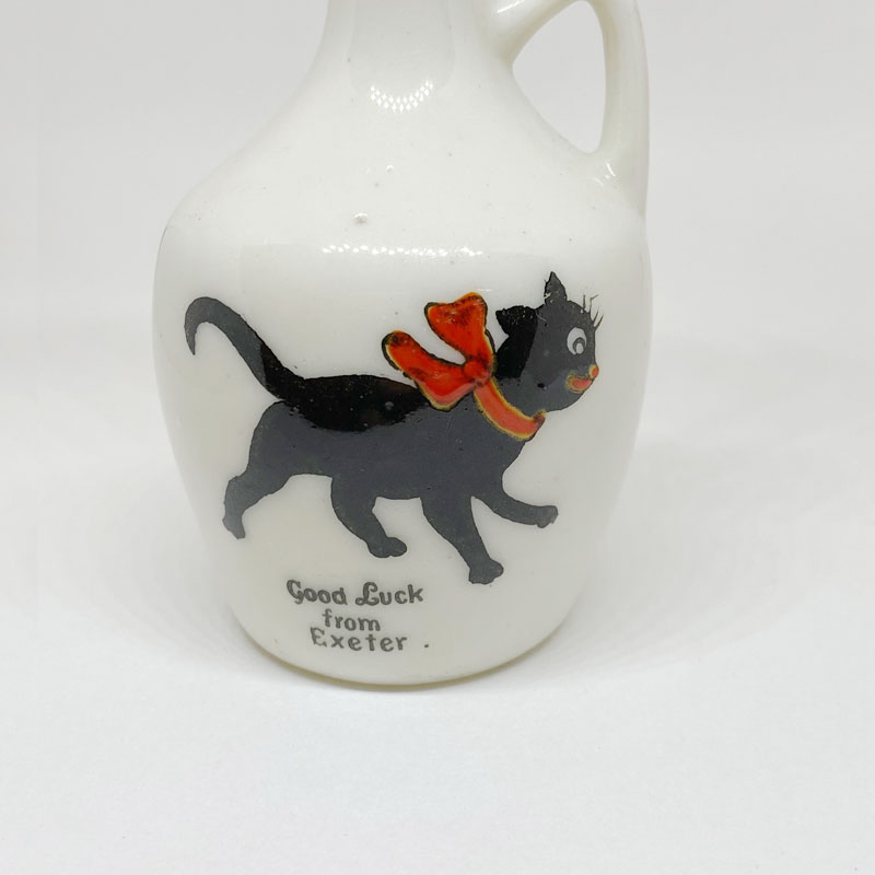 クレステッドチャイナ BLACK GOOD LUCK CATのミニジャグ 歩く赤いリボンの黒猫 1900年代初期