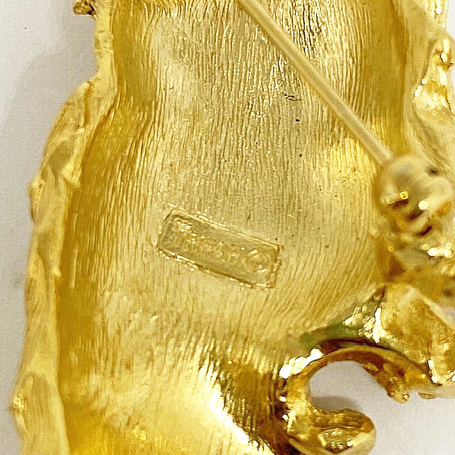 TRIFARI トリファリ 猫型ゴールドトーンのブローチ アメリカ製