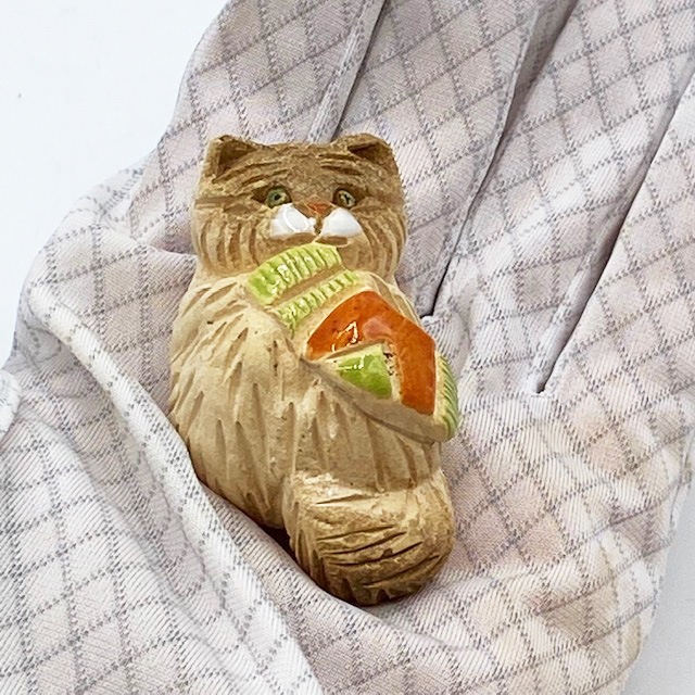 DeRosa デ・ローザコレクション 手のサイズの靴下にじゃれる猫 アーテサニア・リンコナダ