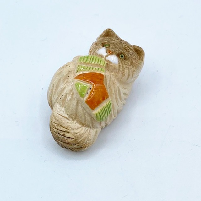 DeRosa デ・ローザコレクション 手のサイズの靴下にじゃれる猫 アーテサニア・リンコナダ