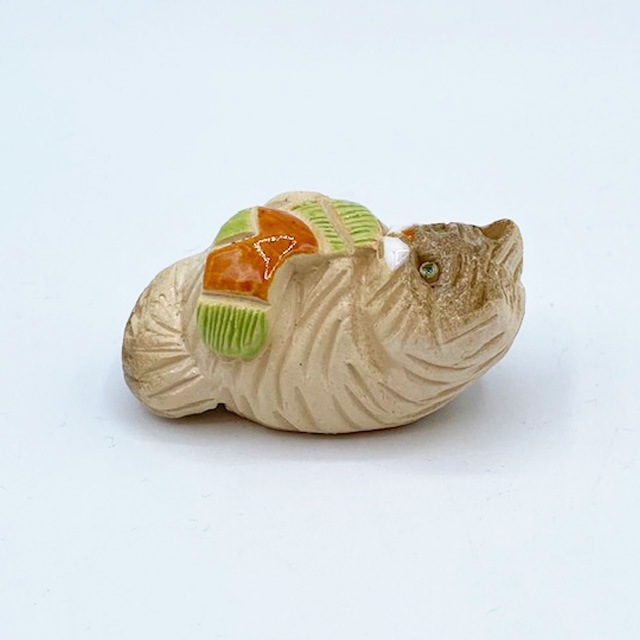 DeRosa デ・ローザコレクション 手のサイズの靴下にじゃれる猫 アーテサニア・リンコナダ