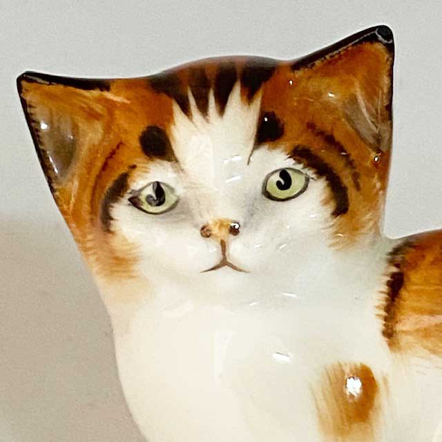 ロイヤルドルトン Royal Doulton びっくり顔の縞三毛猫　フィギュリン Peggy Davies