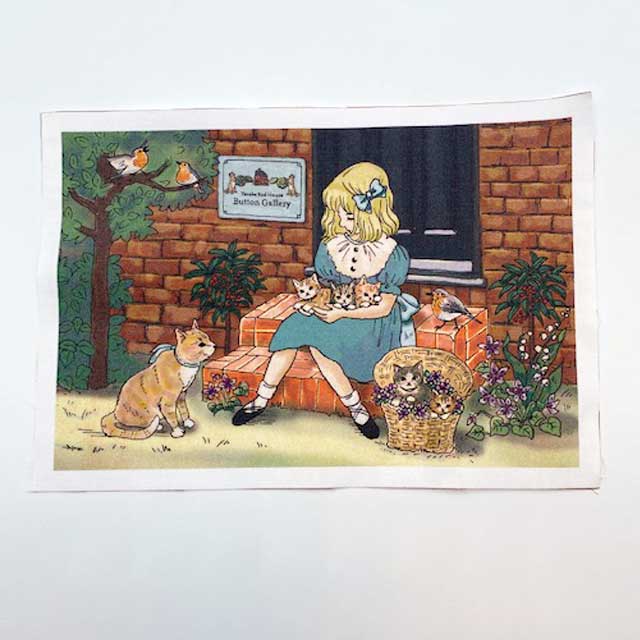 Yanaka Red House Button Galleryオリジナル猫のイラストパネル生地「少女と猫たち」