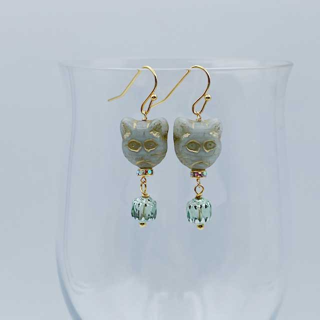小さな猫の顔型のピアス チェコビーズ ミント系 髙橋幸恵デザイン TIM