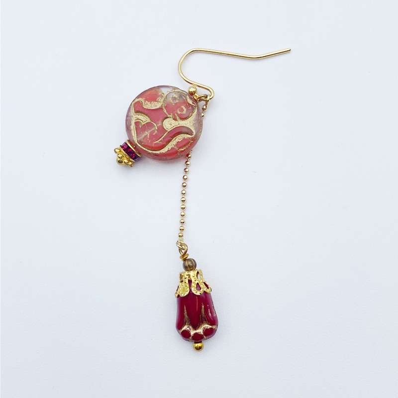 丸型猫柄チェコビーズのピアス　Yukie Takahashi