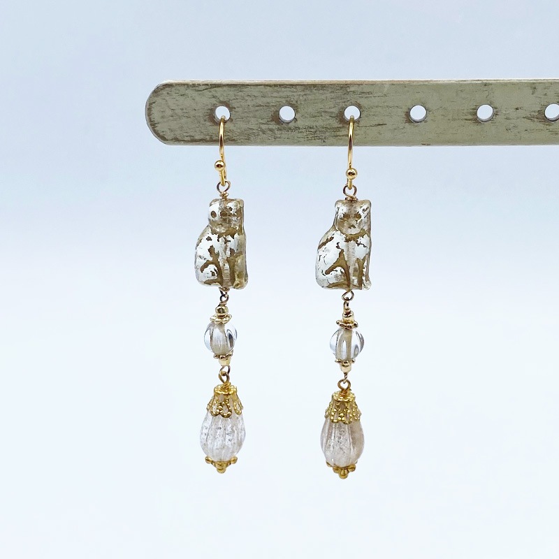 小さなお座り猫チェコビーズのピアス　クリアゴールド系　Yukie Takahashi