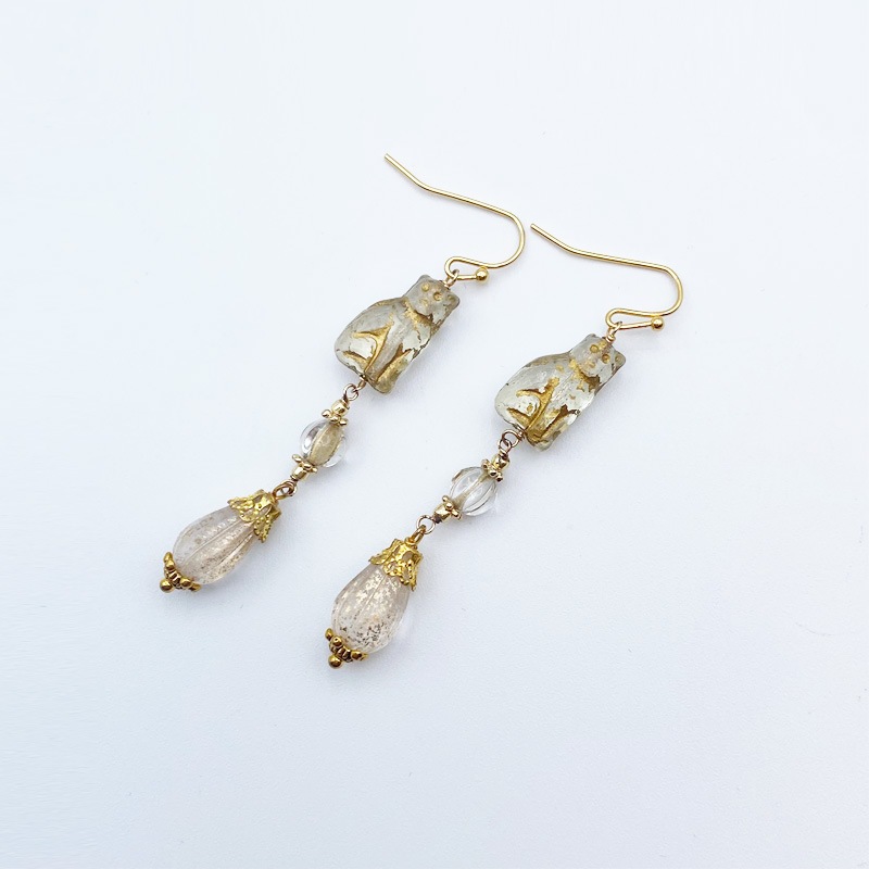 小さなお座り猫チェコビーズのピアス　クリアゴールド系　Yukie Takahashi