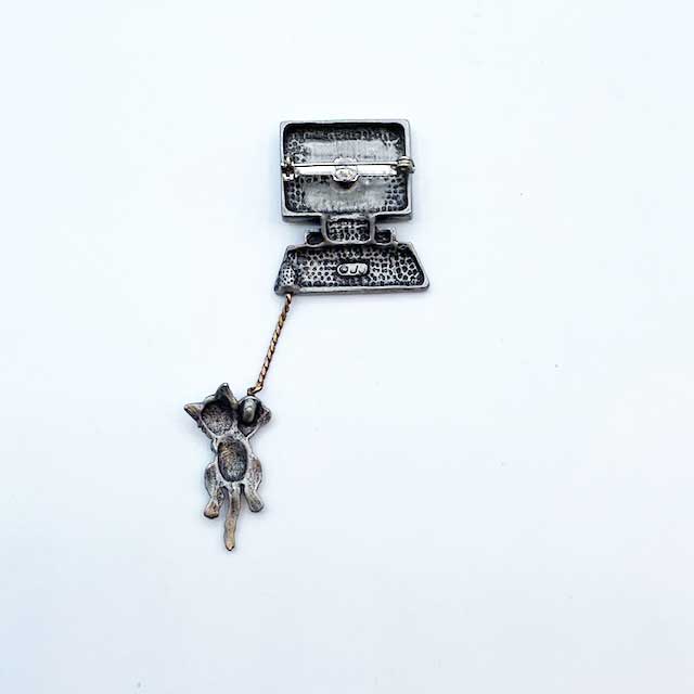 JJ Jonette Jewelry マウスで遊ぶ猫のブローチ ジェイジェイ シルバートーン