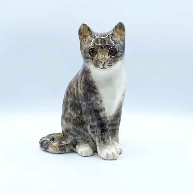 ウィンスタンレイキャット きょとん顔のキジトラ白お座り猫ちゃん　サイズ3