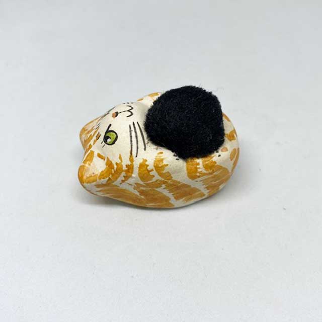 メリーフィールドポッタリー ごろ寝　茶トラ猫のピンクッション素焼きの猫の針山　Merryfield Pottery
