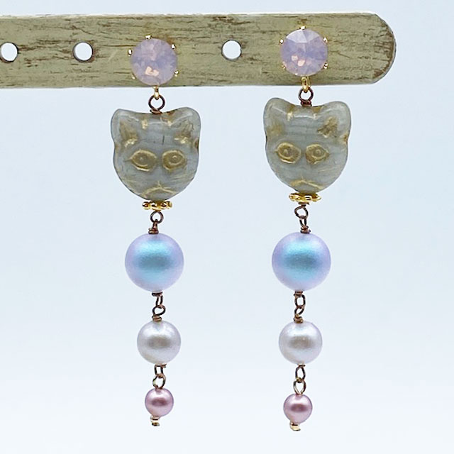 小さな猫の顔型のピアス　チェコビーズ x スワロフスキーパール　Yukie Takahashi