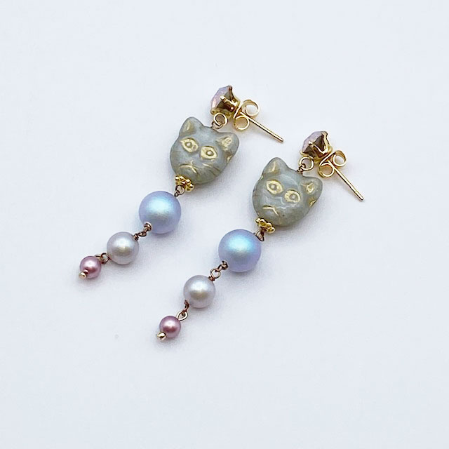 小さな猫の顔型のピアス　チェコビーズ x スワロフスキーパール　Yukie Takahashi