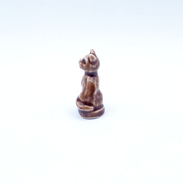 WADE WHIMSIES お座り猫のミニフィギュリン　Red Rose Pet Shop Friends Series