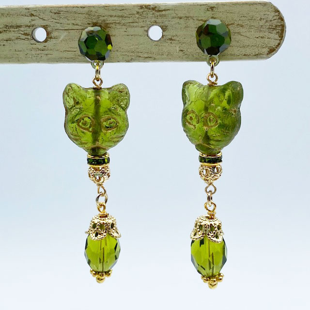 小さな猫の顔型のピアス　チェコビーズ x スワロフスキーヴィンテージボール　Yukie Takahashi