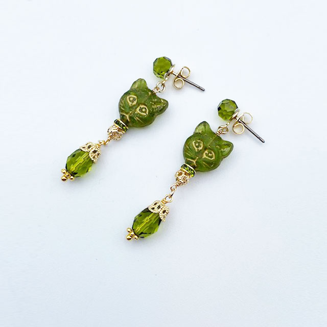 小さな猫の顔型のピアス　チェコビーズ x スワロフスキーヴィンテージボール　Yukie Takahashi