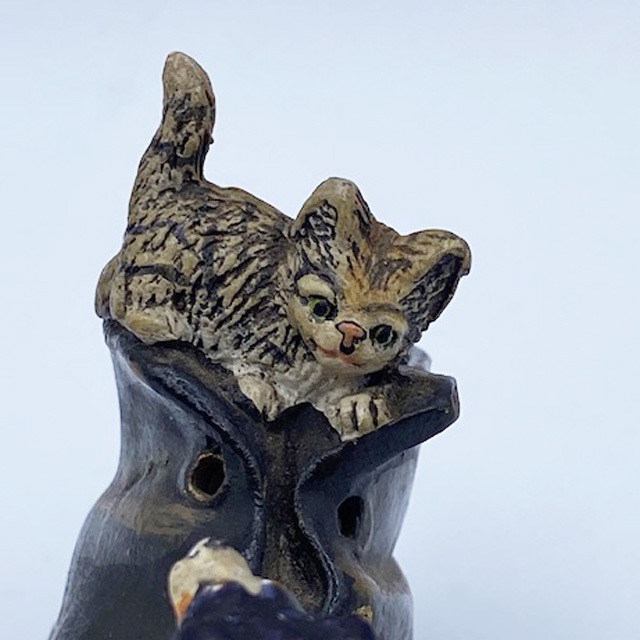 アンティーク 靴の上で戯れる猫と犬のフィギュリン 1800年後期～1900年 