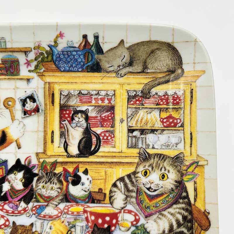 GISELEA BUOMBERGER  猫ファミリーの楽しいディナーパーティ　スクエア型絵皿　ドイツ製