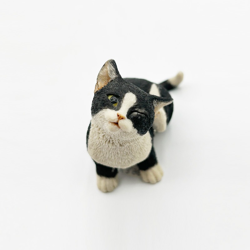 シェラット＆シンプソン 猫フィギュリン 耳をかく黒白ハチワレ猫